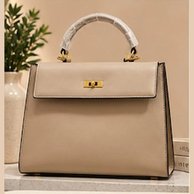 Bolso beige con asa