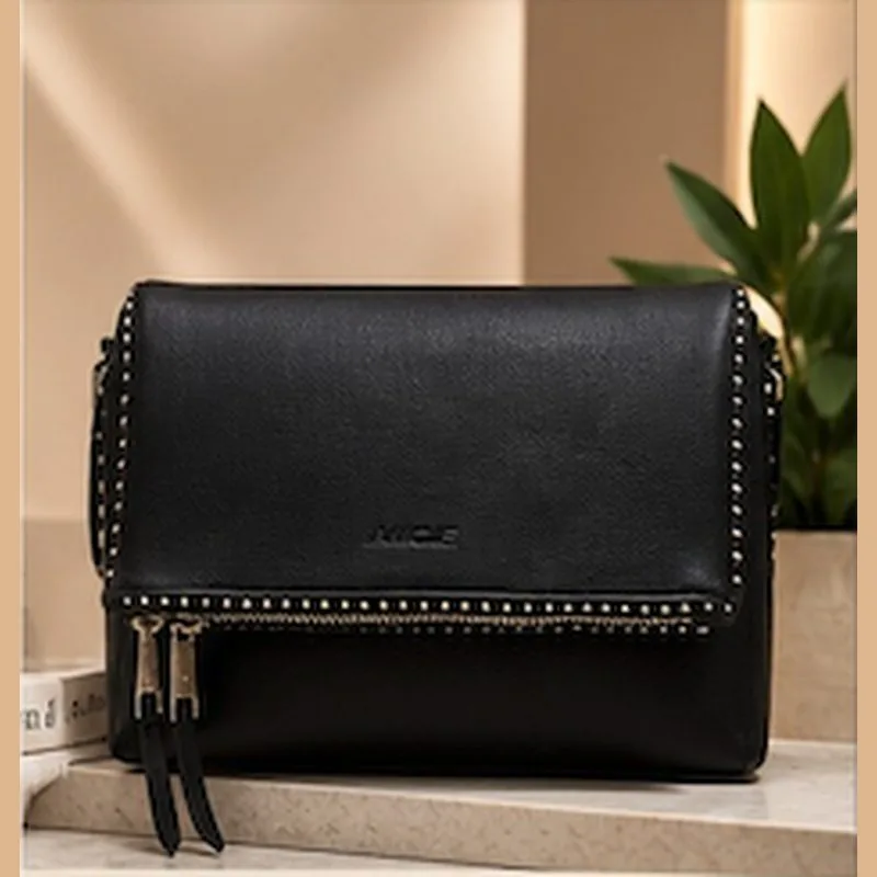 Bolso negro con tachuelas
