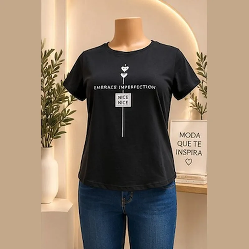 Camiseta negra Embrace