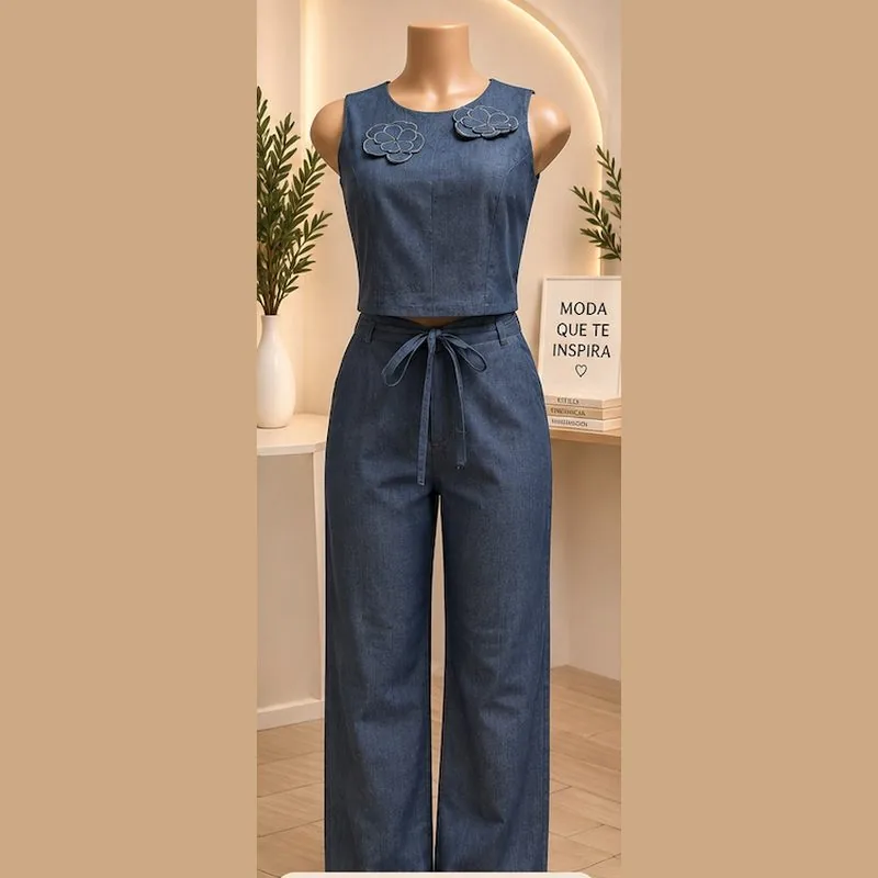 Top denim con apliques